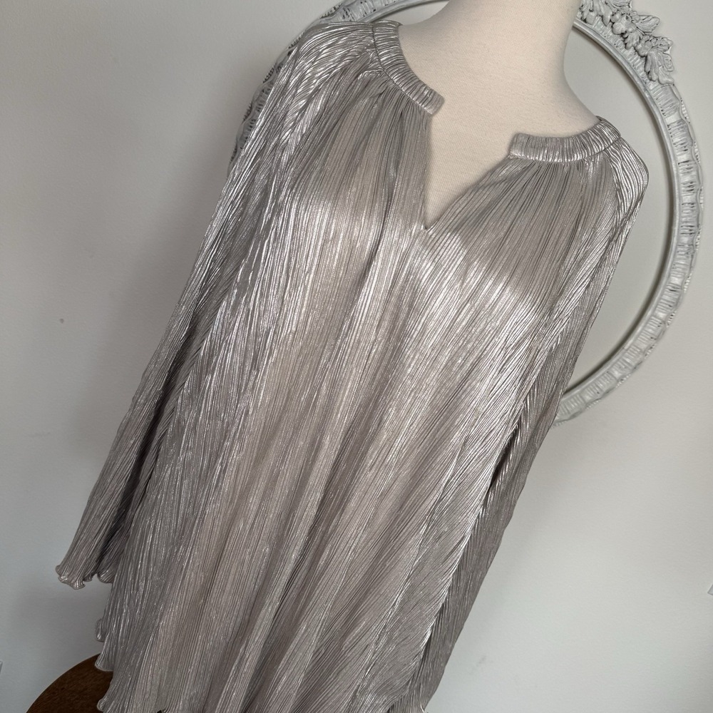 Chicos Size 4 US XXL Silver Metallic Pleated Flare Slv Split Neck Top Womens Lux